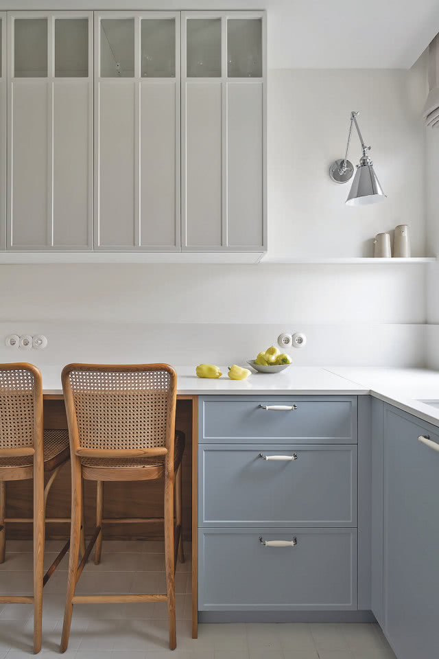 błękitne szafki w kuchni