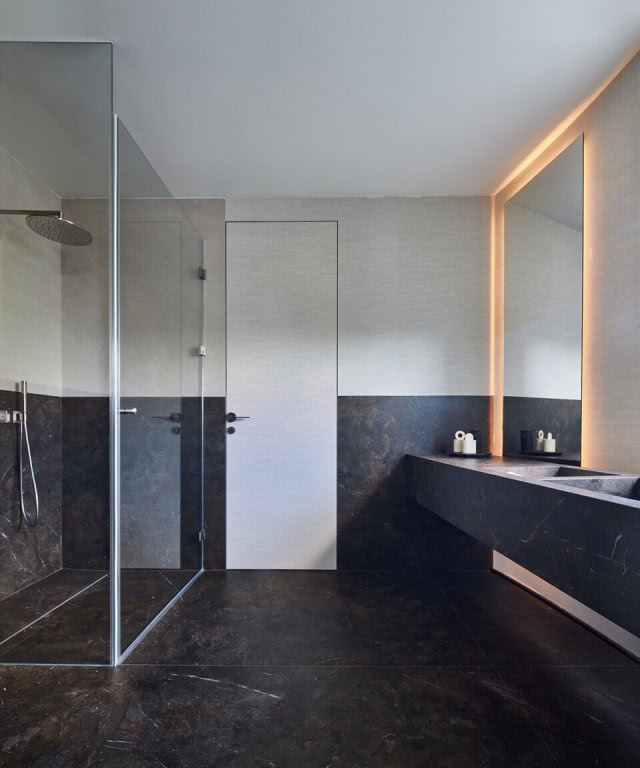 łazienka z prysznicem i ciemną podłoga