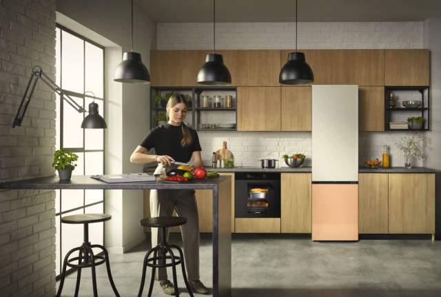 lodówka, wyspa kuchenna, piekarnik, oświetlenie sufitowe