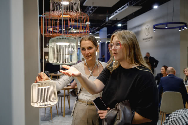 kobiety dotykają lampy