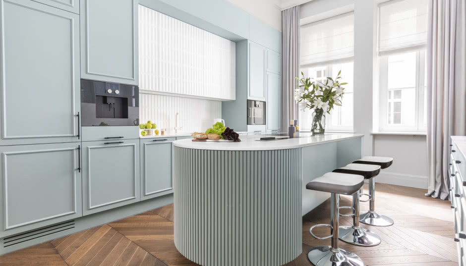 Już nie geometryczne kształty! Jakie kuchnie będą modne w 2024 roku?