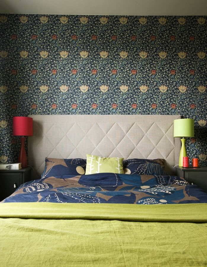 Za sprawą gęstej, wzorzystej tapety wnętrze...