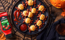 Halloweenowe pająki z parówek i ciasta francuskiego 