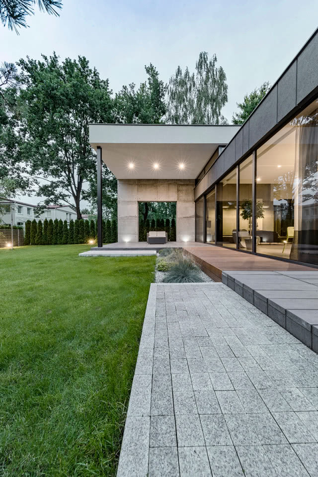 podjazd w nowoczesnym domu