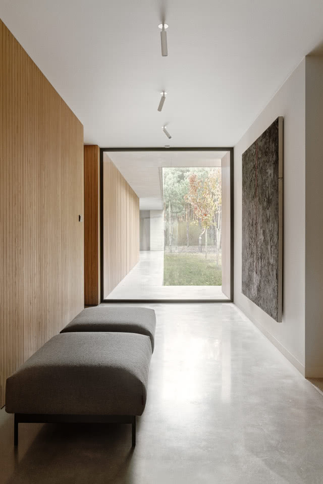 hol z kanapą i czarnym obrazem