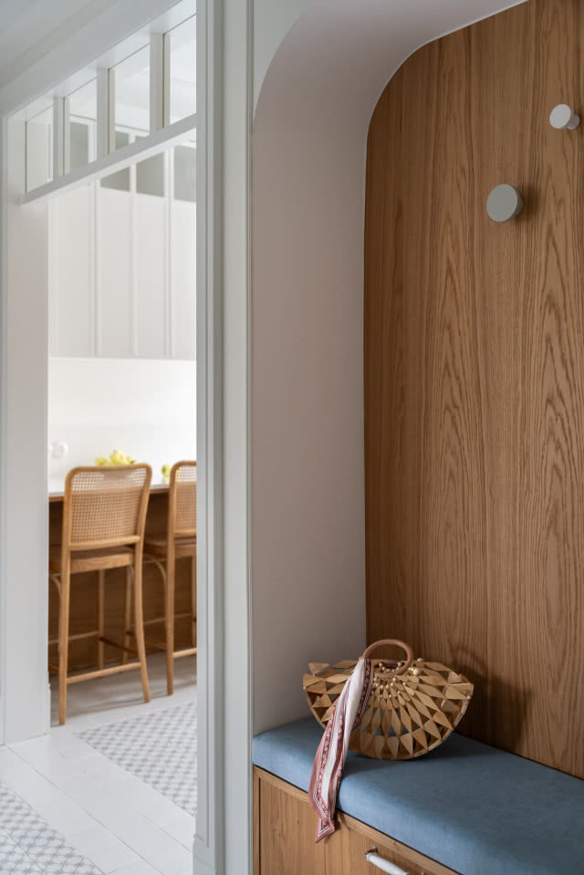 przytulny przedpokój z zabudową drewnianą