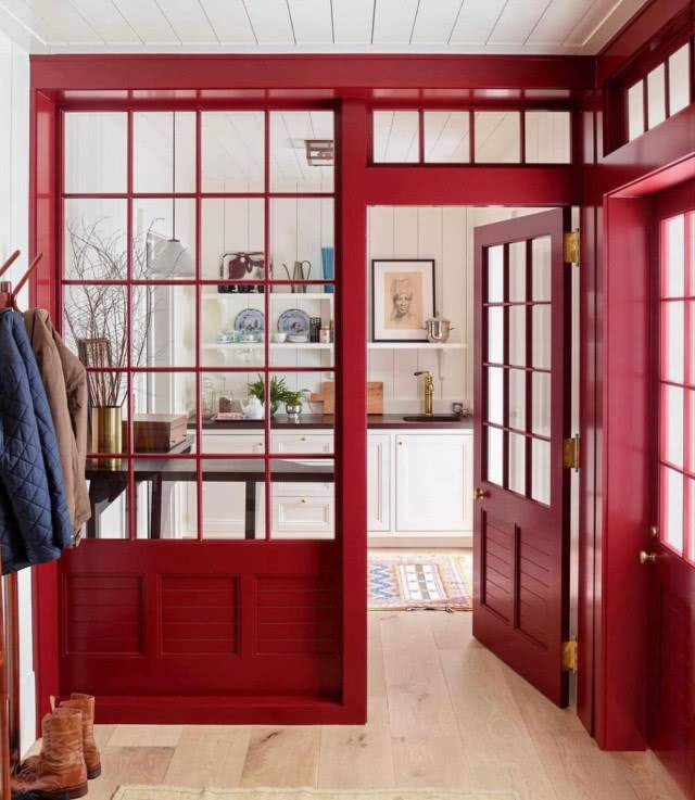 To chyba najtrudniejszy kolor w aranżacji wnętrz! Jak urządzić mieszkanie z kolorem czerwonym?