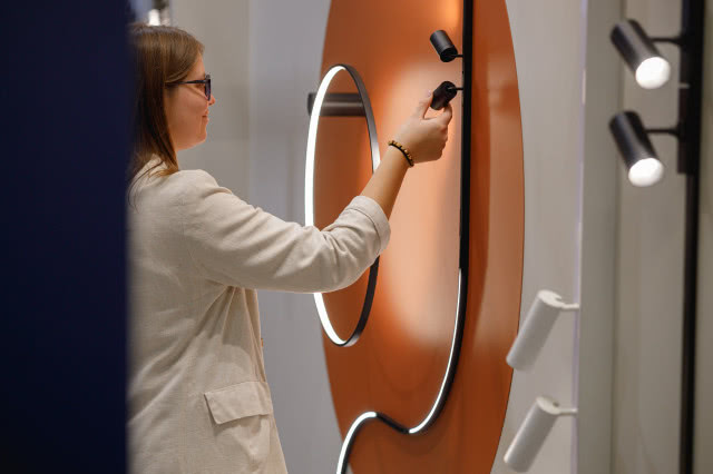 kobieta dotyka lampy