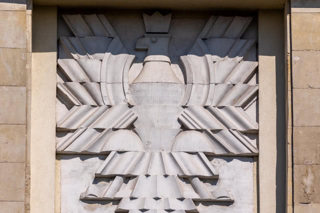 orzeł płaskorzeźba modernistyczna