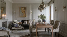 Dwupoziomowy apartament w nowojorskim stylu. Motywem przewodnim został granat!