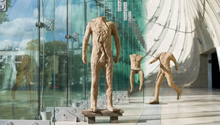 Przekrojowa wystawa Magdaleny Abakanowicz w DESA Unicum! Oprócz Abakanów pojawiły się grafiki i obrazy 