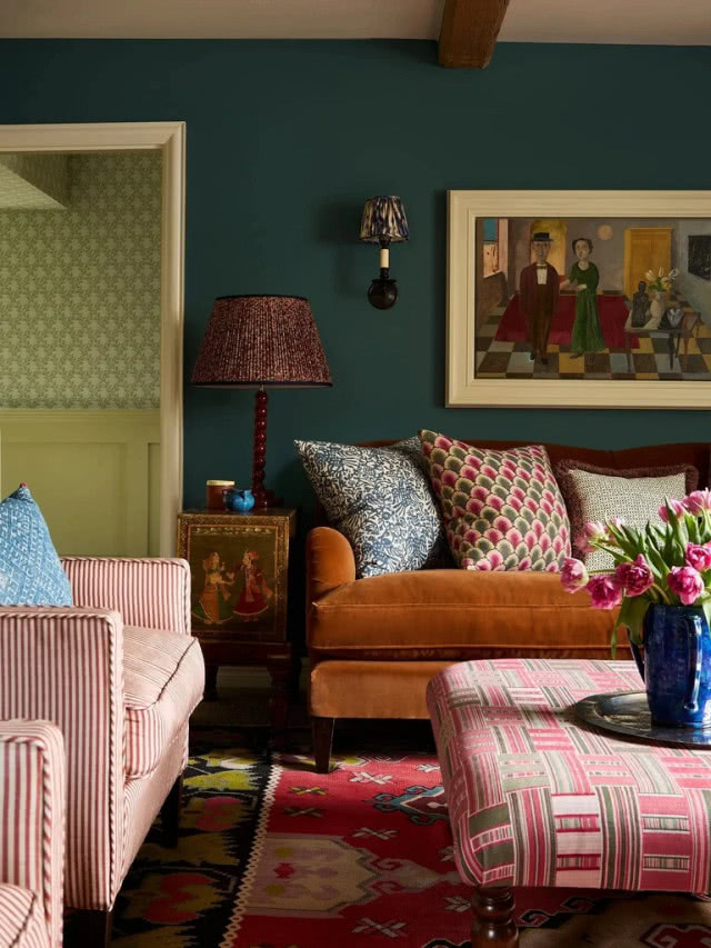 kolorowe wnętrze z miękką tapicerką na sofach i poduchach
