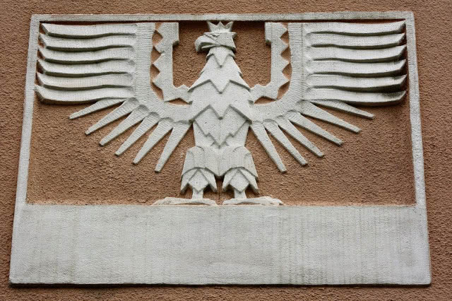 orzeł biały na budynku 