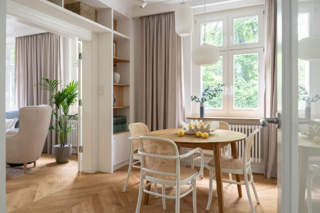 białe krzesła w jadalni