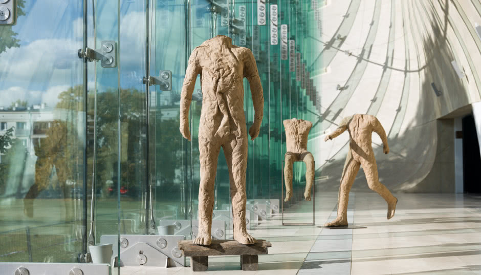 Przekrojowa wystawa Magdaleny Abakanowicz w DESA Unicum! Oprócz Abakanów pojawiły się grafiki i obrazy 