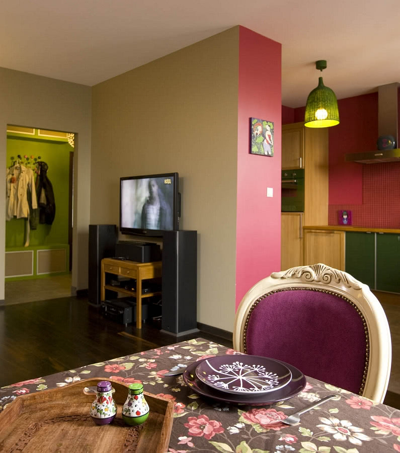 Dobudowaną w salonie ścianą zawładnął telewizor. 