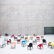 Drewniana ławka Leaning od Izabeli Bołoz