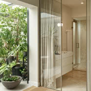 Zielone mieszkanie na Grochowie. Ma dwie szklane oranżerie!