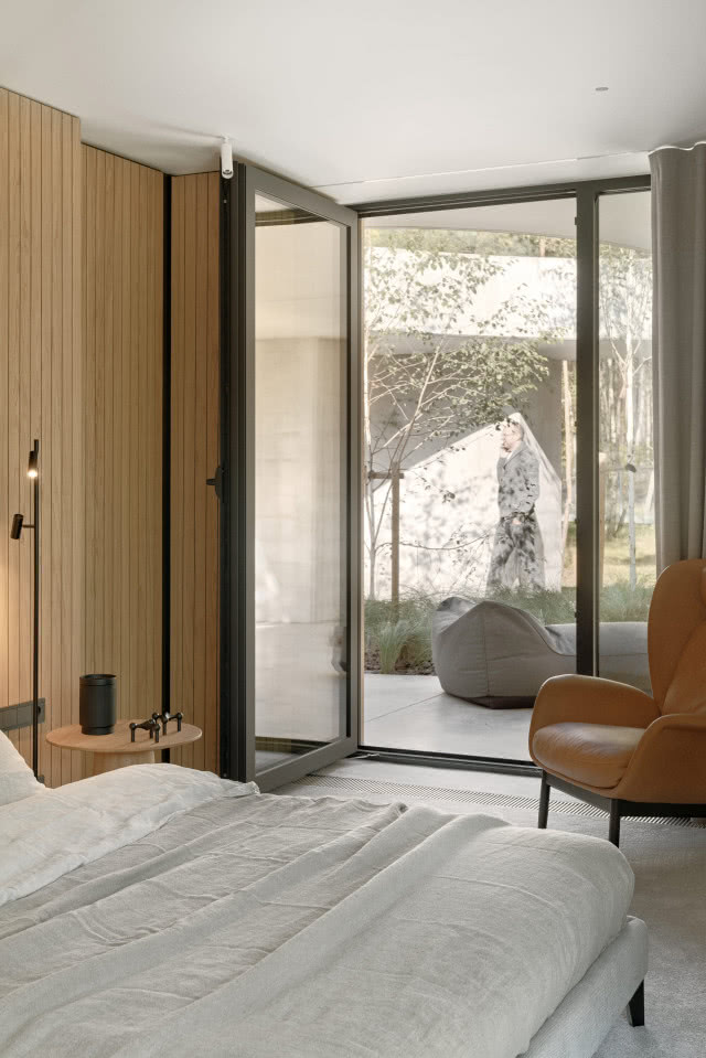 sypialnia z otwartym oknem