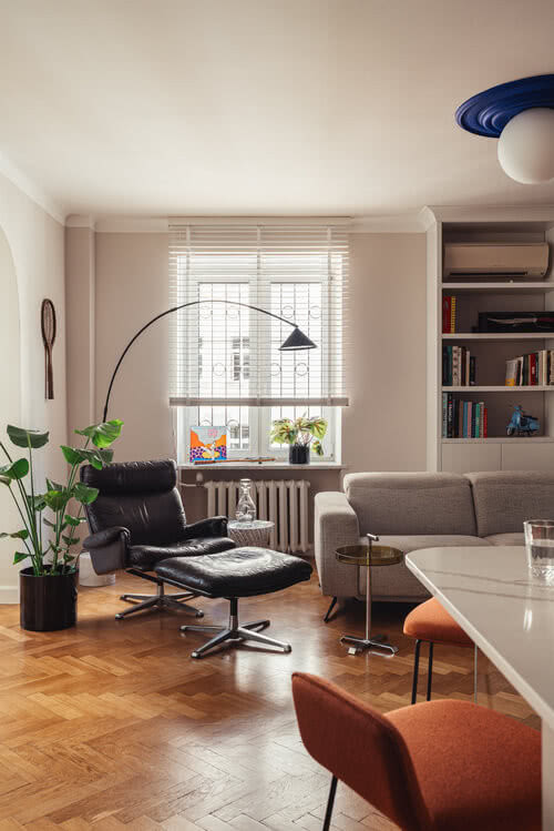 skórzany fotel vintage z podnóżkiem