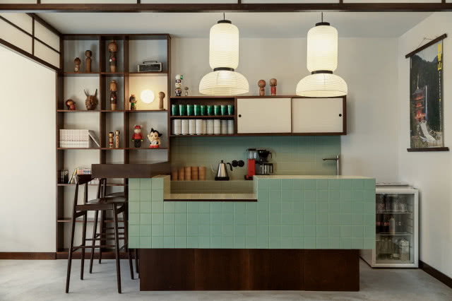 Drewniane wnętrze w japońskim stylu, tradycyjne lampy i kwadratowe płytki w kolorze szałwiowym