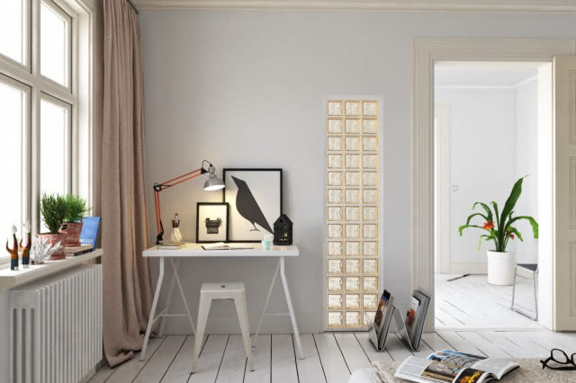 biurko, obok ścianka z luksferów