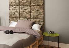 Łóżko z palet z tapicerowanym zagłówkiem 