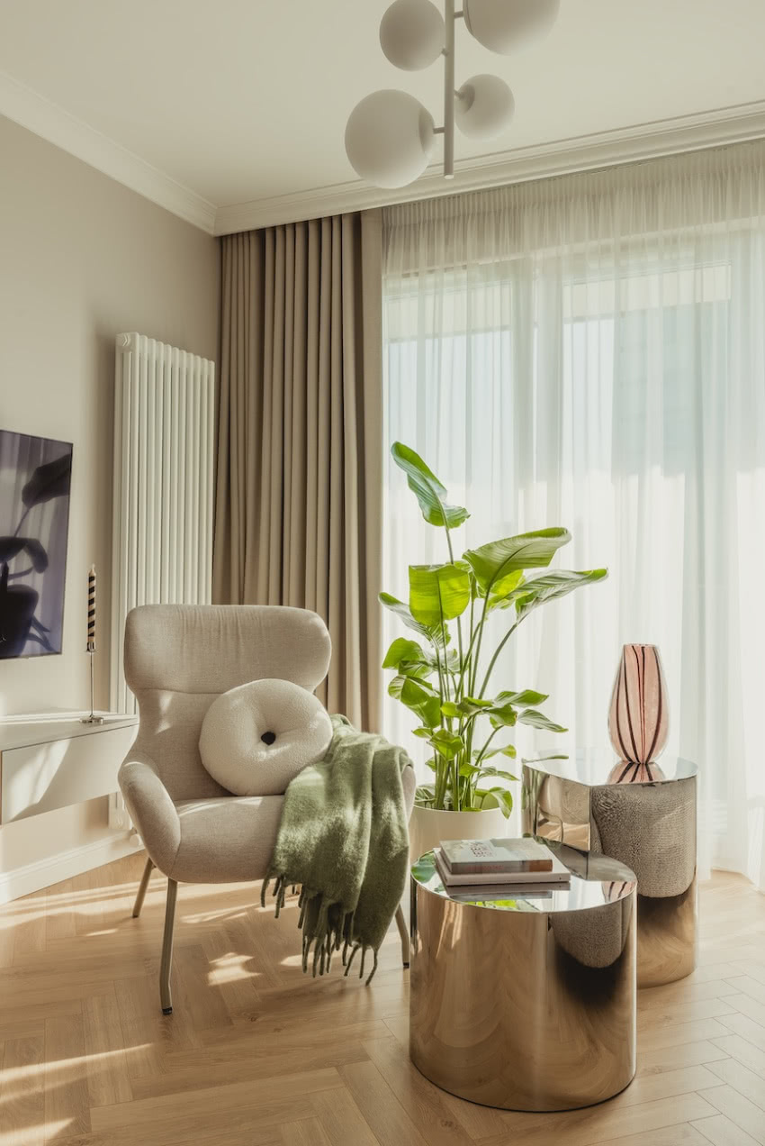 Beżowe tony i subtelna sztukateria Mardom Decor...