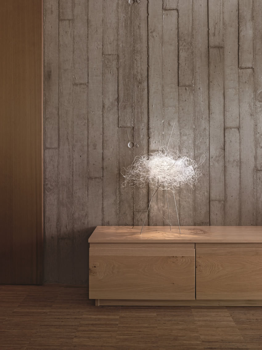 W lampie Pili nić ze
stali nierdzewnej
tworzy...