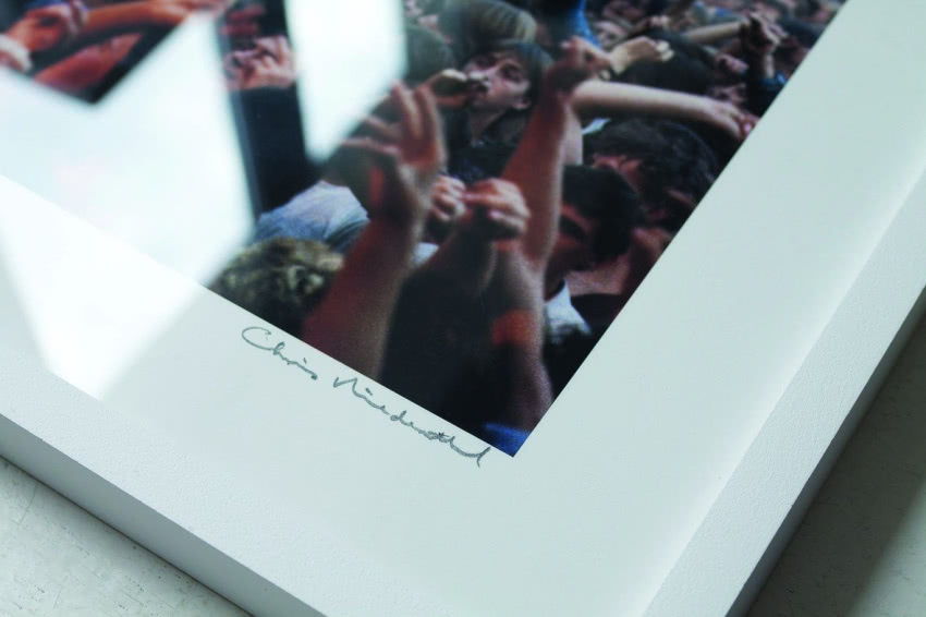 Każde ze zdjęć jest sygnowane przez Chrisa...