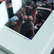 Każde ze zdjęć jest sygnowane przez Chrisa...