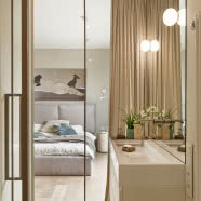 Zielone mieszkanie na Grochowie. Ma dwie szklane oranżerie!