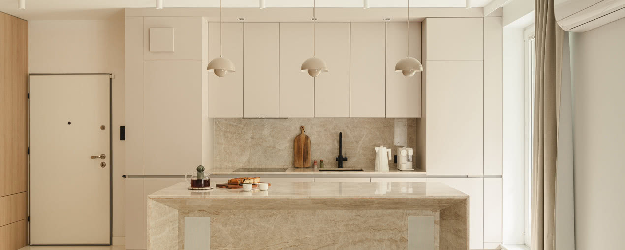 Monochromatyczne mieszkanie dziennikarki na Mokotowie. Tu rządzi beż!