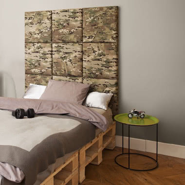 Łóżko z palet z tapicerowanym zagłówkiem
