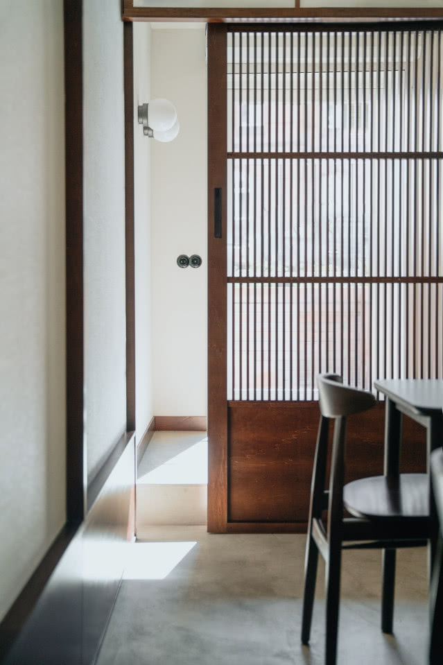 Drewniany pawilon z lamelami