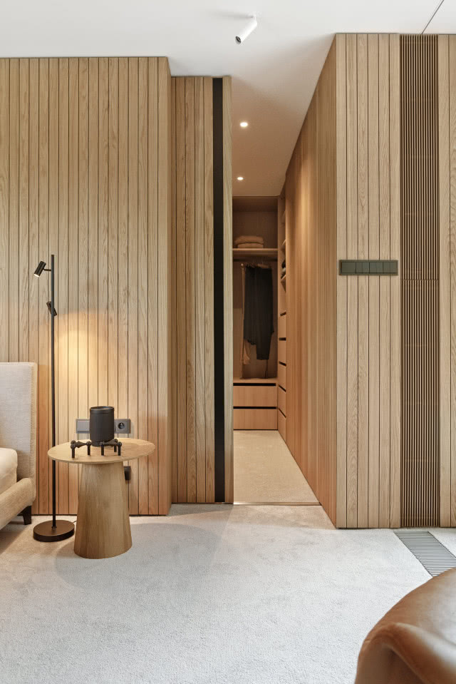 widok z sypialni na garderobę