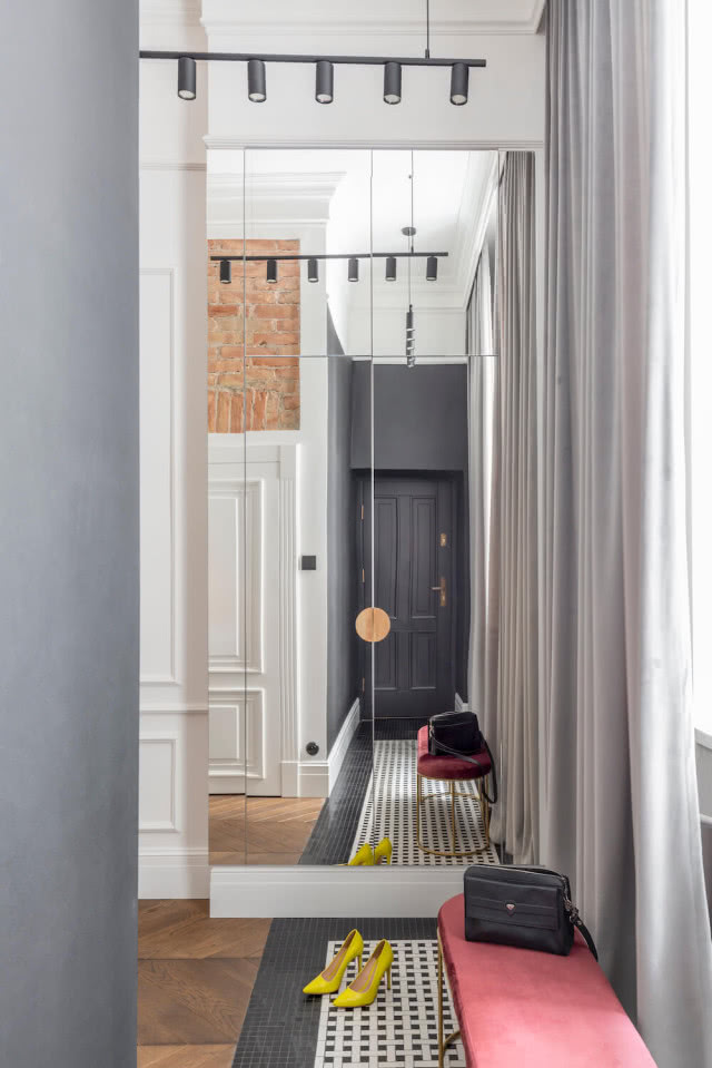 Eklektyczne wnętrza w 100-letniej kamienicy. Poczuj miętę do klasyki