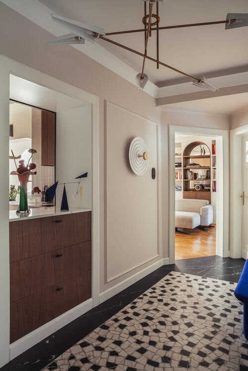 Okno podawcze między kuchnią a korytarzem