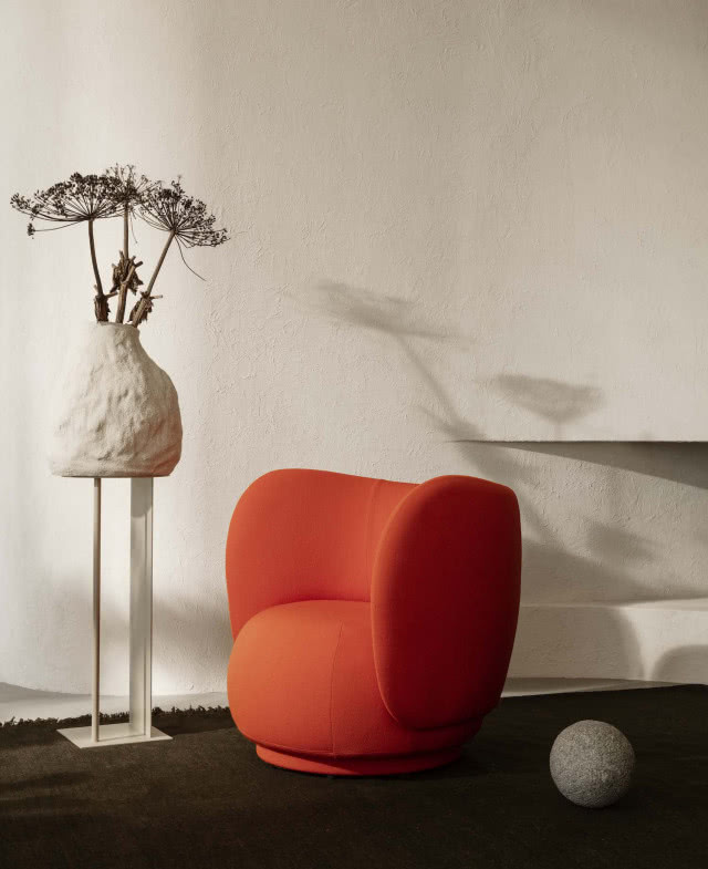 wygodny czerwony fotel Omayra Maymó