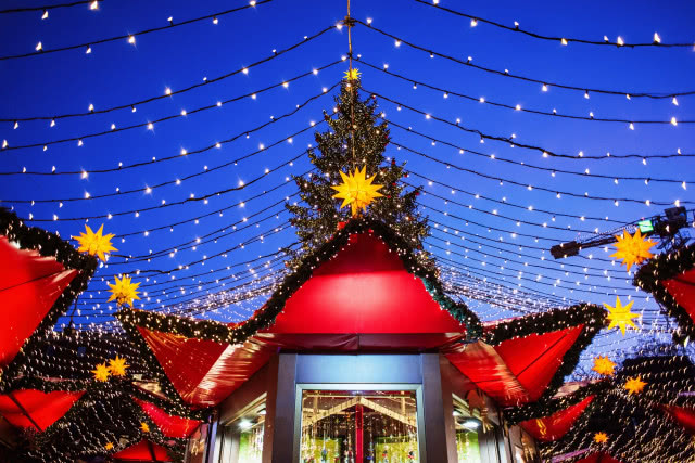 Kolonia - pięknie oświetlony stragan