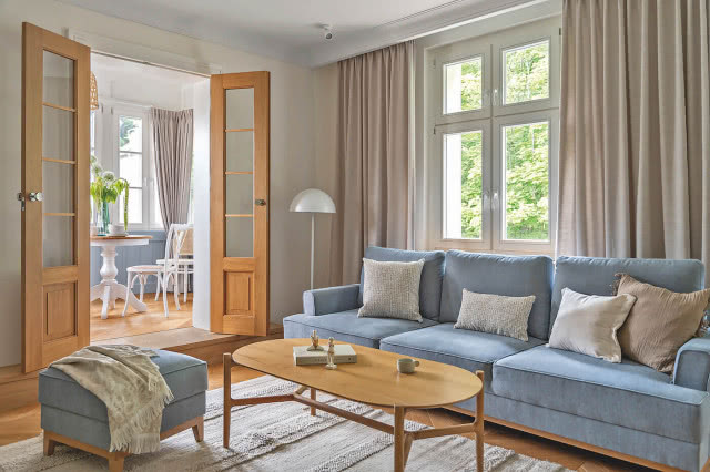 błękitna sofa w salonie