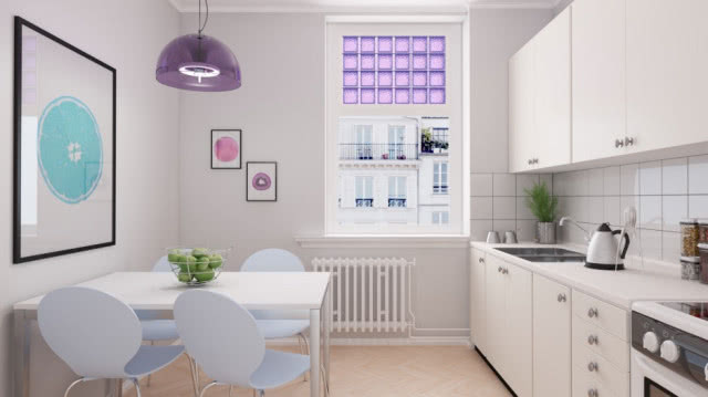 okno w części zrobione z fioletowych luksferów