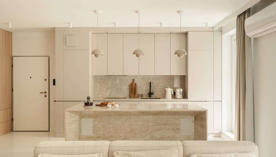 Monochromatyczne mieszkanie dziennikarki na Mokotowie. Tu rządzi beż!