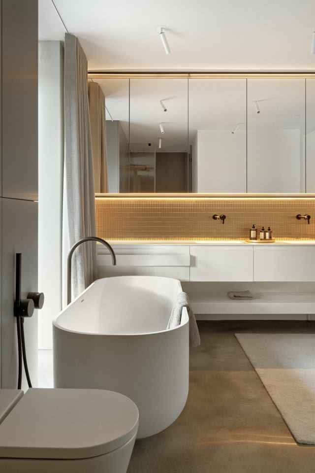 łazienka z wanną i ścianą z mozaiki