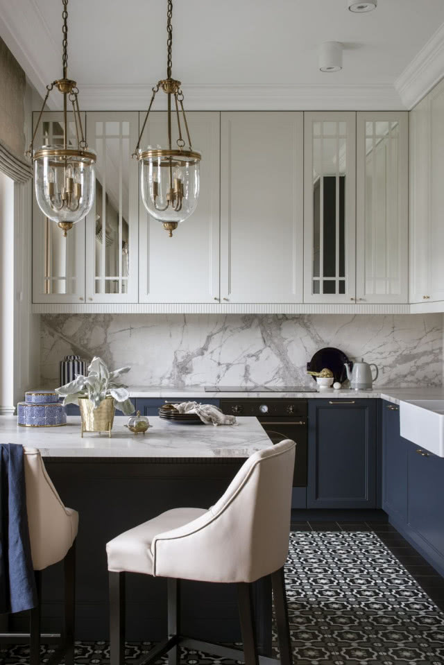 Granatowa kuchnia z marmurem