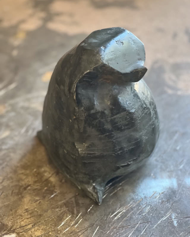 Tomasz Górnicki (1986) "Pingwin Bo" 2018, rzeźba/brąz patynowany.