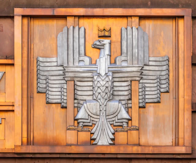 Reliefy z motywem godła narodowego