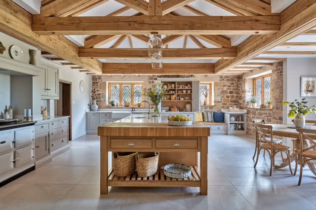 belki na suficie, kuchnia w drewnie