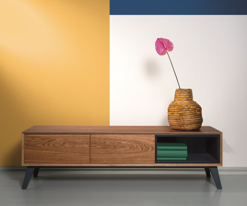 Niska komoda Theo utrzymana w stylistyce...