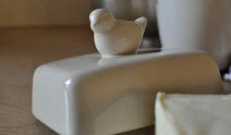 Ceramiczna maselniczka z ptaszkiem
